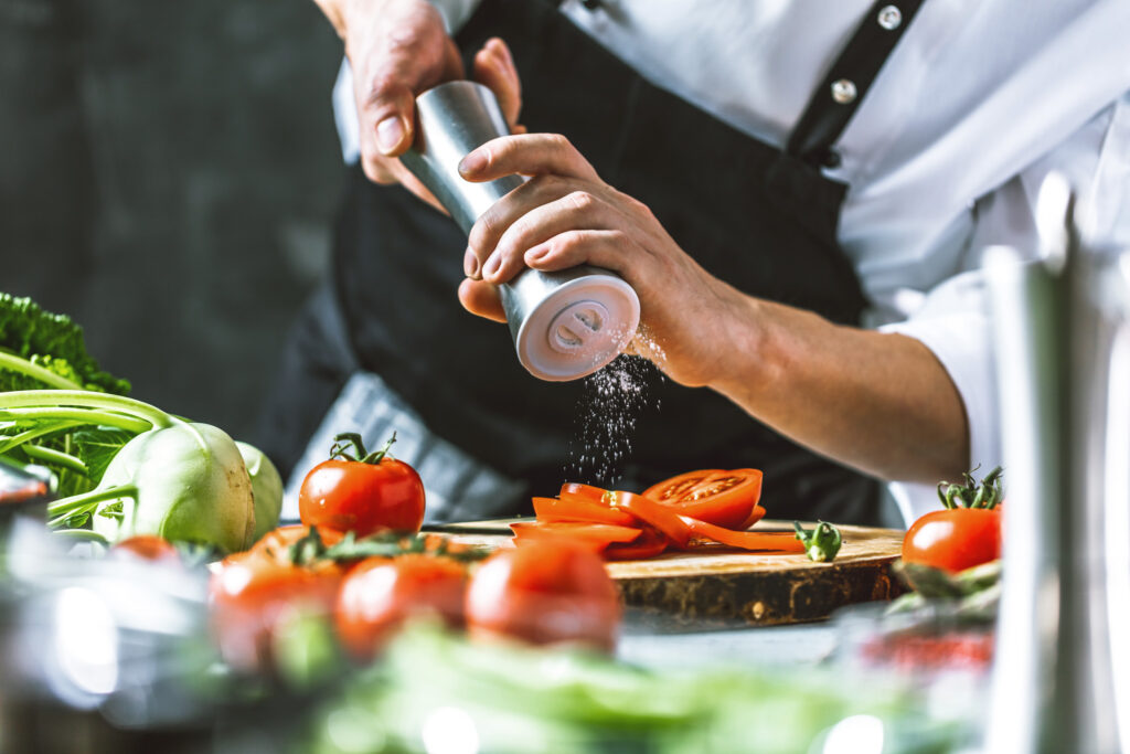 Festlich gedeckte Tafel mit Blumen und Kerzen für ein Private Dining in Dortmund